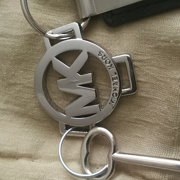 Silver (color) key chain 1Sz$28 +  free cufflinks - Picture 3 of 4